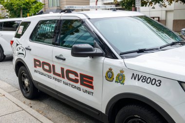 Kuzey Vancouver, Kanada - 25 Şubat 2025: Beyaz polis aracı 