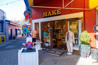 Vancouver, Kanada - 6 Ekim 2025: Renkli Yapım mağazası önü kırmızı kıvrımlı metal, tuhaf kuş evi görüntüsü ve Granville Adası alışveriş alanında giriş paspası