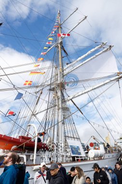 Kuzey Vancouver, Kanada - 19 Ekim 2025: Norveç gemisi Statsraad Lehmkuhl 'un renkli işaret bayrakları, donanım ve kalabalıklarla dolu direği