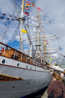 Kuzey Vancouver - 19 Ekim 2025: Beyaz gövde Norveç uzun gemisi Statsraad Lehmkuhl renkli uluslararası işaret bayraklarıyla kenetlendi