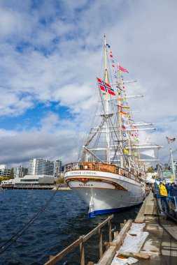 Kuzey Vancouver - 19 Ekim 2025: Bergen 'den Norveçli uzun gemi Statsraad Lehmkuhl Kuzey Vancouver limanına yanaştı