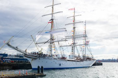 Kuzey Vancouver, Kanada - 19 Ekim 2025: Norveç uzun gemisi Statsraad Lehmkuhl, Kuzey Vancouver Seaspan terminalinden beyaz yelkenli olarak ayrılıyor