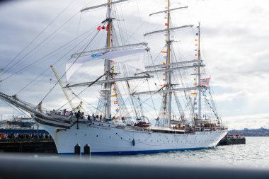 Kuzey Vancouver, Kanada - 19 Ekim 2025: Norveç uzun gemisi Statsraad Lehmkuhl, Kuzey Vancouver Seaspan terminalinden beyaz yelkenli olarak ayrılıyor