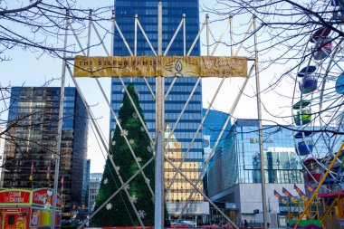 Vancouver, Kanada - 17 Aralık 2025: Vancouver Plaza şehir merkezinde, Syleer Ailesi tarafından Mutlu Hanuka bayrağı taşıyan dev menorah