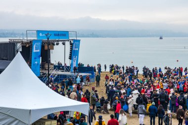 Vancouver, Kanada - Ocak 1.2026: Yüzlerce kişilik büyük mavi sahne, Kutup Ayısı Yüzme etkinliği için İngiliz Körfezi sahilinde toplandı