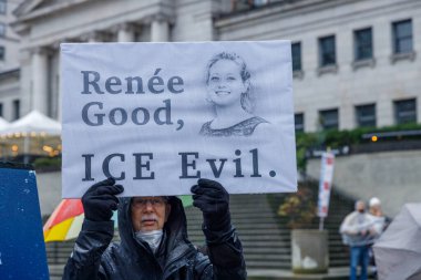Vancouver, Kanada - 10 Ocak 2026: Renee Good ICE Evil protesto tabelası Vancouver Sanat Galerisi mitinginde gösterici tarafından tutulan portresi