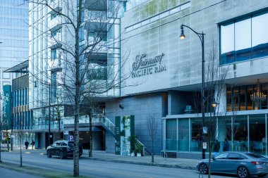 Vancouver, Kanada - 17 Ocak 2026: Fairmont Pacific Rim lüks otel dış mimarisi modern cam mimarisi ile Vancouver şehir merkezinde
