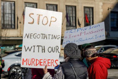 Vancouver, Kanada - 17 Ocak 2026: Karşı protestocular Vancouver Sanat Galerisi gösterisinde İran ile ilgili güçlü siyasi mesajlar taşıyorlar