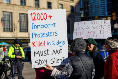 Vancouver, Kanada - 17 Ocak 2026: Vancouver Sanat Galerisi 'ndeki protestocular, İranlı kayıpların 12.000' den fazla protestocuyu öldürdüğünü iddia eden tabelalar taşıyorlar