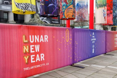 Vancouver, Kanada - 19 Şubat 2026: Vancouver Sanat Galerisi Plaza 'da kırmızı çerçeveli Ay Yeni Yıl Sanat Kurulumu