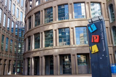 Vancouver, Kanada - 2 Mart 2026: Vancouver Halk Kütüphanesi merkez şubesi girişi VPL işareti, kolonlar ve cam pencereli kavisli cephe