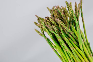 Beyaz yalıtılmış arka planda organik yeşil kuşkonmaz filizleri. Sağlıklı yemek..