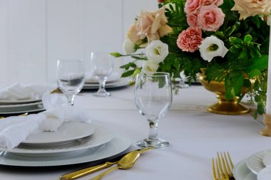 Restorandaki masanın üzerinde güzel çiçekler var..