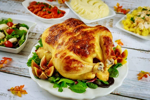 Γαλοπούλα Ευχαριστιών Στο Γιορτινό Τραπέζι Σαλάτα Πιάτο Διακοπών — Φωτογραφία Αρχείου