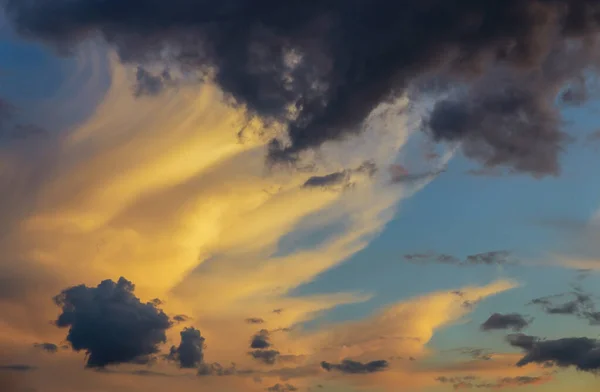 Langit Cerah Berwarna Dengan Sedikit Awan Untuk Kertas Dinding — Stok Foto