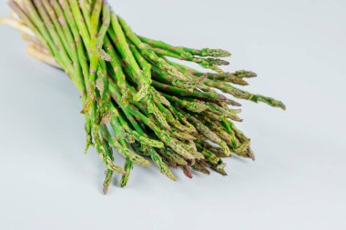 Beyaz arka planda organik taze kuşkonmaz..