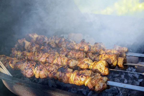 Grillowane Mięso Jagnięce Shish Kebab Szaszłyki Zewnątrz — Zdjęcie stockowe