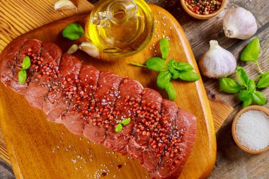 Baharatlı ızgara için çiğ et..