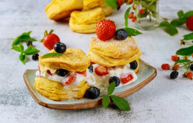 Beyaz arka planda böğürtlenli tereyağlı bisküvi.