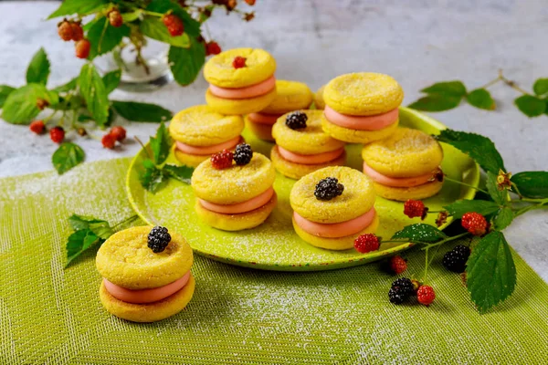 Galletas Limón Sándwich Con Bayas Rojas Negras Cerca — Foto de Stock