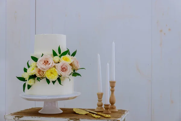 Bolo Casamento Branco Com Flores Frescas Velas Fundo Branco — Fotografia de Stock