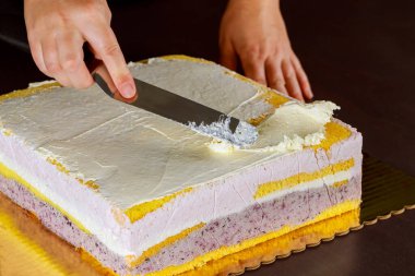 Beyaz kremalı ya da kremalı katlı pasta. Katmanlı kek yapıyorum..