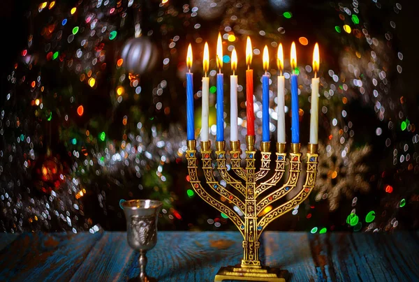 Menorah为光明节点燃蜡烛 背景闪烁着色彩斑斓的光芒 犹太人假日 — 图库照片