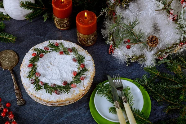 Yaban Mersini Çam Dallarıyla Süslenmiş Noel Pastası Tatil Kavramı — Stok fotoğraf