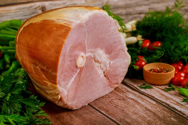 Taze dereotlu jambon, soğan ve ahşap kırsal masada domates..