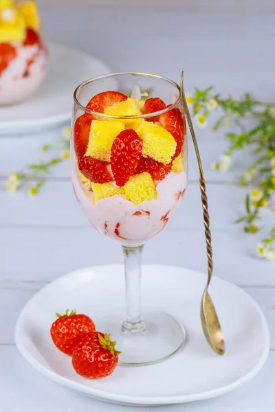 Dessert Aardbeientrifle Met Pound Cake Yoghurt Glas Met Lepel — Stockfoto