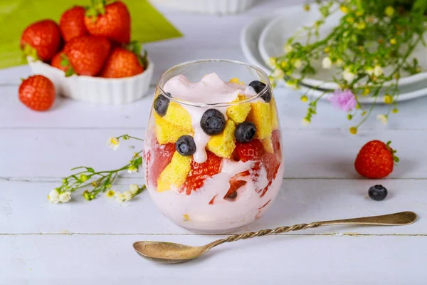 Bagatela Con Tarta Libra Fresa Yogur Vaso Con Cuchara —  Fotos de Stock