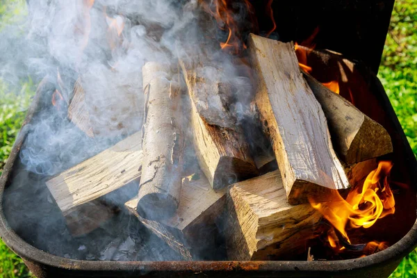 Parrilla Exterior Con Leña Humo Para Hacer Barbacoa —  Fotos de Stock