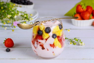 Böğürtlenli kek ve kaşık bardakta puding..