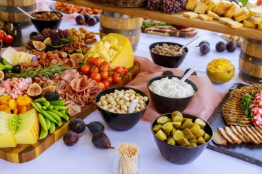 Parti masası. Çeşitli peynir, meyve ve meze çeşitleri. Parti masası.