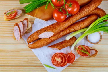 Domates, ekmek ve ahşap kaplama soğanlı sosis. Kapat..