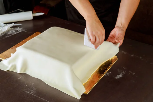Жінка Прикрашає Квадратний Торт Білою Помадкою Техніка Виготовлення Весільного Торта — стокове фото