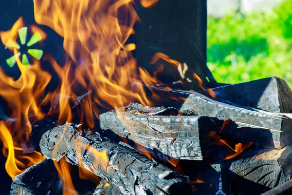 Φλόγες Περνά Μέσα Από Πλέγμα Μπάρμπεκιου Σχάρα Καυσόξυλα — Φωτογραφία Αρχείου