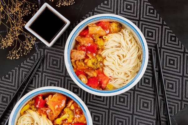 Pollo Teriyaki Con Pimientos Brócoli Fideos Tazón Con Palillos Vista —  Fotos de Stock