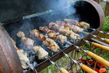 Mangalda kuzu eti, mangal kömürü ve şiş ızgara..