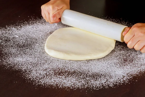 Mujer Rodando Fondant Blanco Para Decoración Pasteles — Foto de Stock