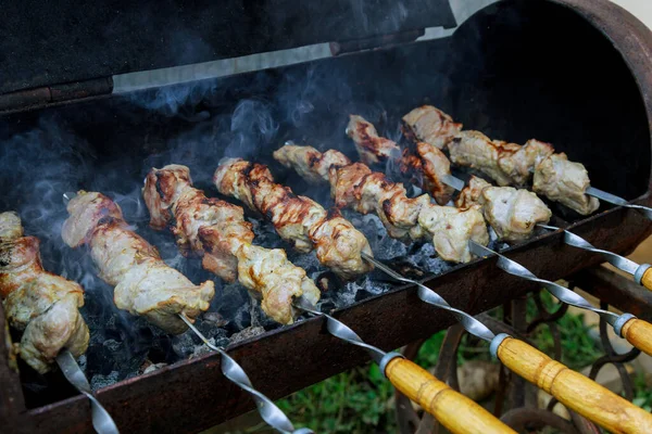 Barbecue Extérieur Viande Agneau Sur Charbon Bois Grill Sur Brochettes — Photo