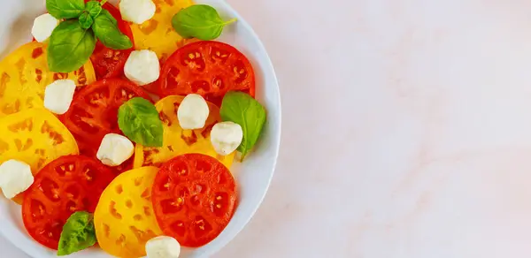 Mozzarella Albahaca Tomate Plato Blanco Vista Superior Cerca — Foto de Stock