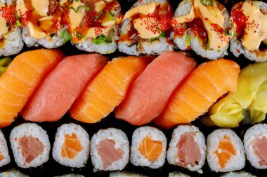 Siyah tepside taze suşi rulosu. Japon yemeği. Üst görünüm.