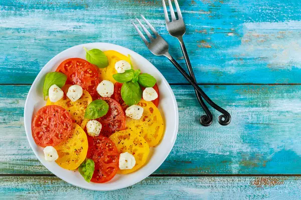 Ensalada Colorida Hecha Tomate Mozzarella Albahaca Con Tenedor Vista Superior — Foto de Stock