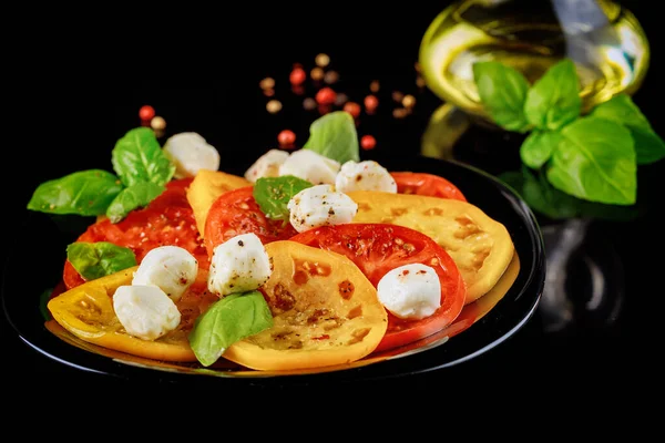 Tomate Rodajas Con Mozzarella Albahaca Aceite Oliva Sobre Fondo Negro — Foto de Stock