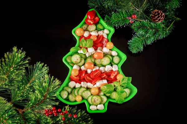 Weihnachtsbaumsalat Aus Geschnittenen Frischen Gurken Tomaten Und Mozzarella Neujahrs Oder — Stockfoto