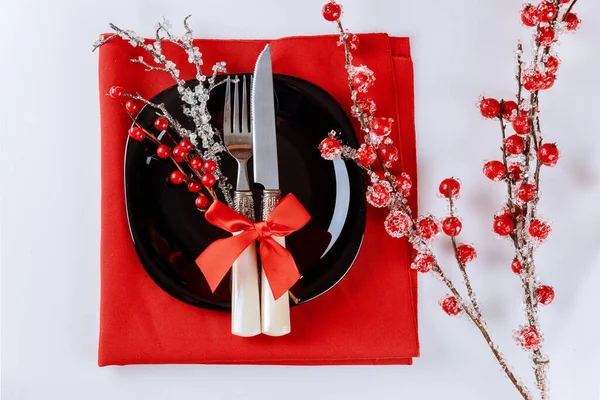 Χριστουγεννιάτικο Τραπέζι Κλαδί Κόκκινου Μούρου Χριστουγεννιάτικη Διακόσμηση — Φωτογραφία Αρχείου