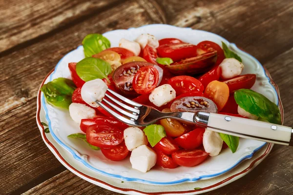 Tomate Cherry Con Queso Mozzarella Plato Blanco Con Tenedor Cerca — Foto de Stock