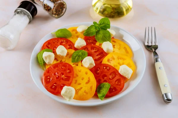 Ensalada Base Tomate Mozzarella Albahaca Aceite Oliva Con Tenedor — Foto de Stock