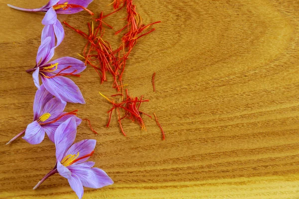 Flores Açafrão Com Estames Fundo Madeira Vista Superior — Fotografia de Stock